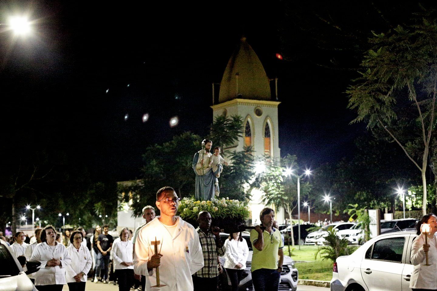 Fiéis lotam a matriz de São Sebastião em Serra do Salitre para celebração do dia de São José