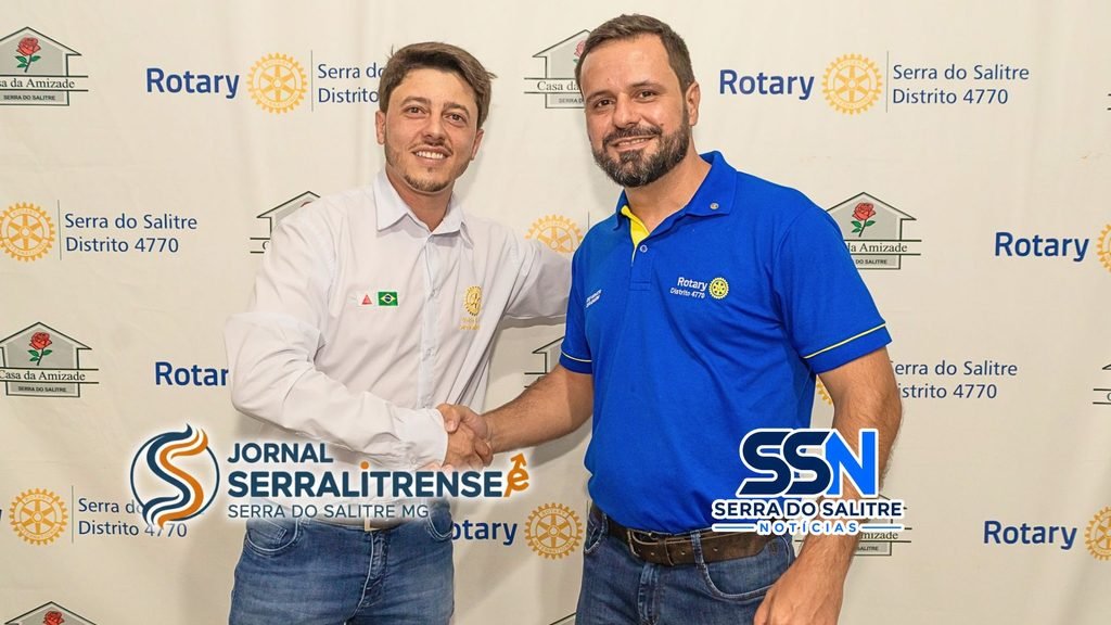 Presidente Jesiel Caetano cumprimentando novo socio do Rotary Club de Serra do Salitre