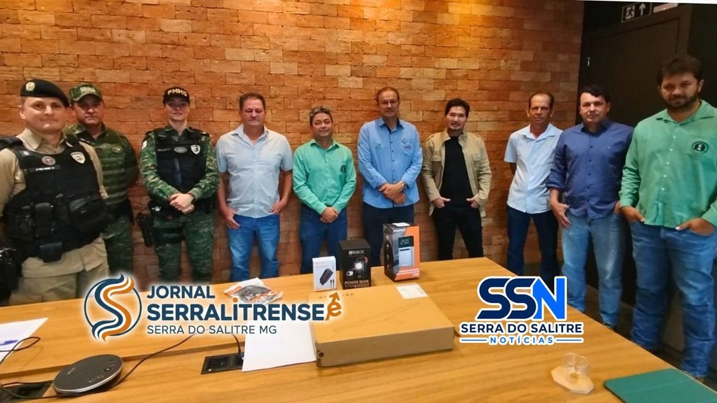 Autoridades na cerimonia de entrega da nova viatura em Patrocínio.